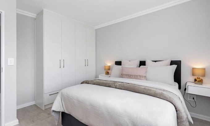 Cape Town Apartment | Elegant, Spotless 2 Bed For Enchanted Stays