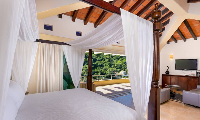 Boca de Tomatlan House | Elegant Suite With Beach View