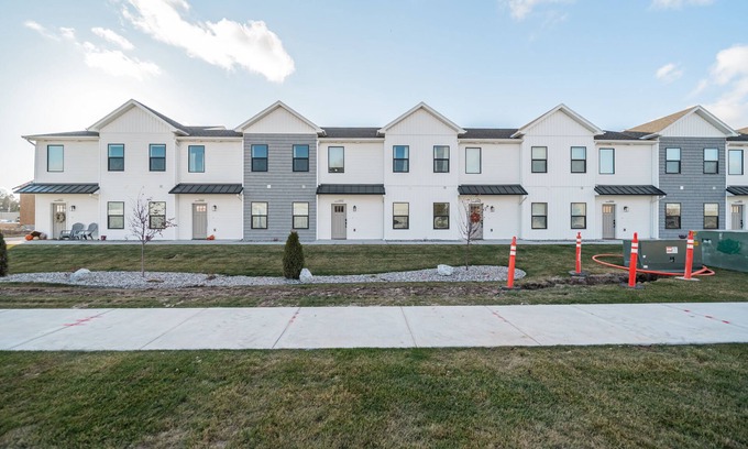 Ammon House | Elegant Townhouse in Ammon, Idaho