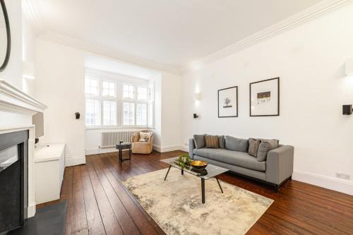 Royal Borough of Kensington and Chelsea Apartment | Elegant Two-Level Kensington Apartment