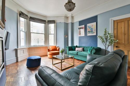 Roath House | Elegant Victorian Home with Pool Table & Parking