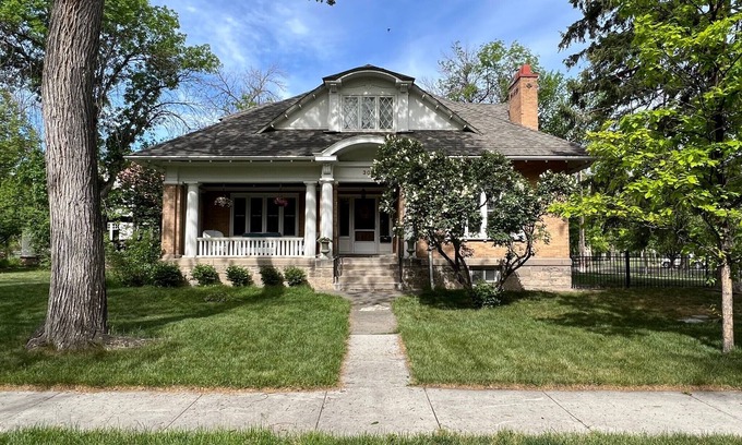 Great Falls House | Elegant vintage charm in downtown Great Falls
