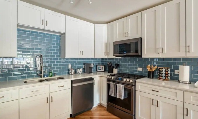 Wicker Park Condo | Elegant Wicker park condo ! Walking distance to train and restaurants