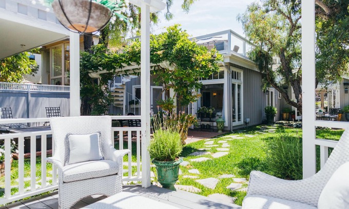 Corona del Mar House | Elegantly Decorated Single-Story Home with Soaring Ceilings and Large Yard