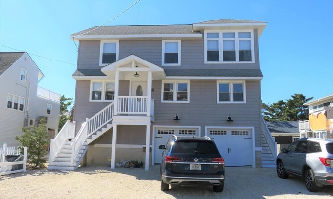 North Beach Haven House | Elevator. Yard. Beach Badges. Beach Chairs. W/D. Deck. Keurig. Cable.
