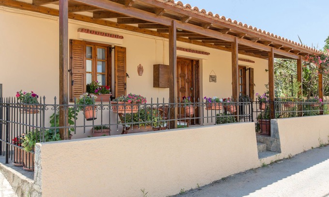 Platanias Town Cottage | Elisavet's House- Cozy house at the center of Platanias
