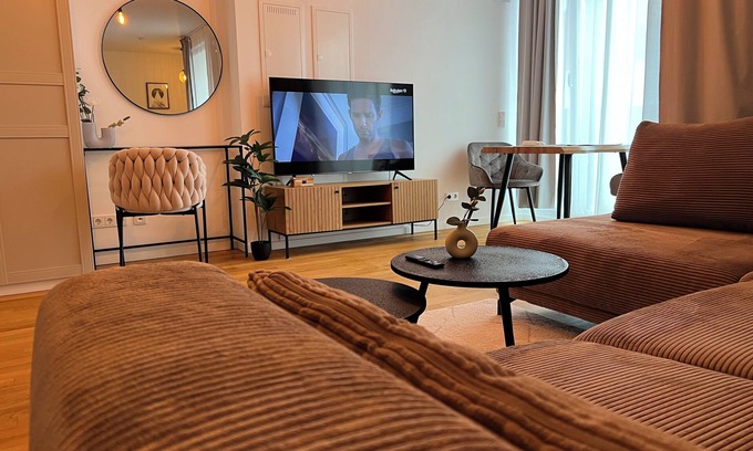 Raderthal Apartment | Elite Apartment /Quiet /Netflix /Elevator