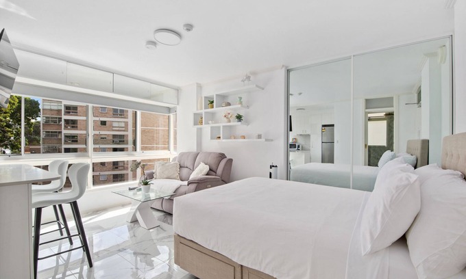 Kings Cross Apartment | Elizabeth Bay Gem: Hidden Beach & Ferry to CBD