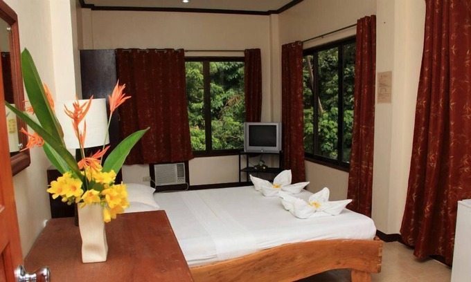 Puerto Galera Hotel | Elizabeth's Hideaway Hotel & Restaurant