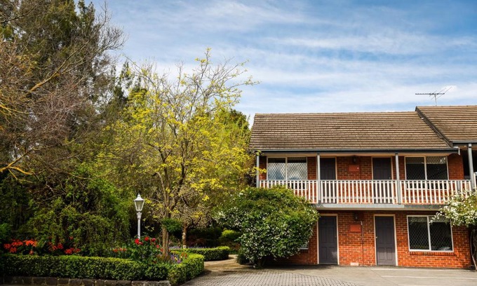 Blackburn North Cabin | Elizabethan Lodge