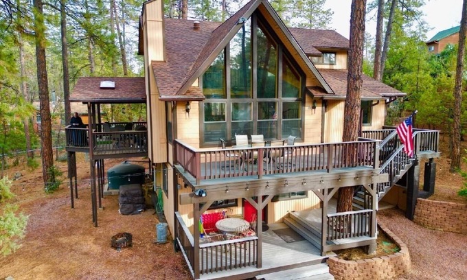 Pine Cabin | Elk Crossing Retreat, Family & Couples staycation!, 3 Decks, 3000+ square feet