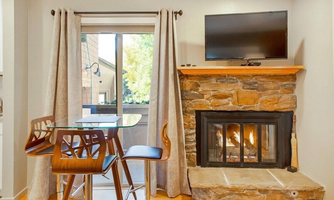 Elkhorn Village Condo | Elkhorn Condo Walk to Dollar!