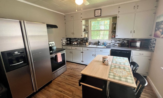 Jonesville Apartment | Elkin Apartment - Walk to Main St. Social District