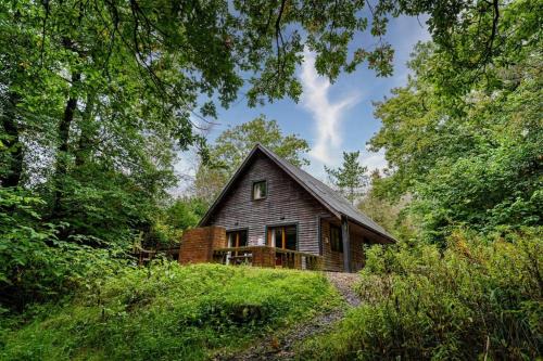 Farley House | Ellastone, woodland lodge with hot tub for 8