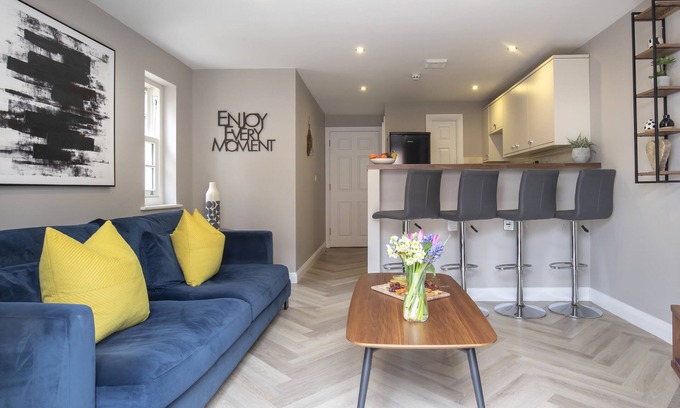 Cheltenham Apartment | Elliot Oliver - 2 Bedroom Garden Apartment With Parking
