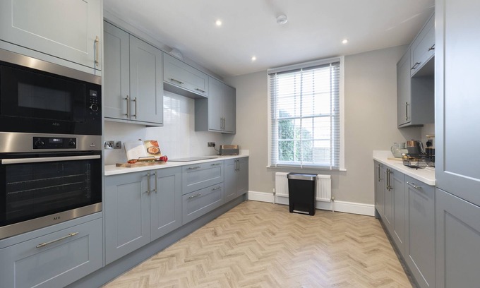 Cheltenham Apartment | Elliot Oliver - Stunning 6 Bedroom Regency House With Parking