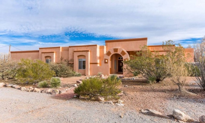 Las Cruces House | Elliss · Large Newly Renovated Home with Game Room