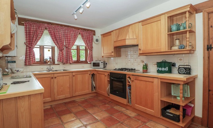 Dumbleton Cottage | ELM END, family friendly, with a garden in Tewkesbury