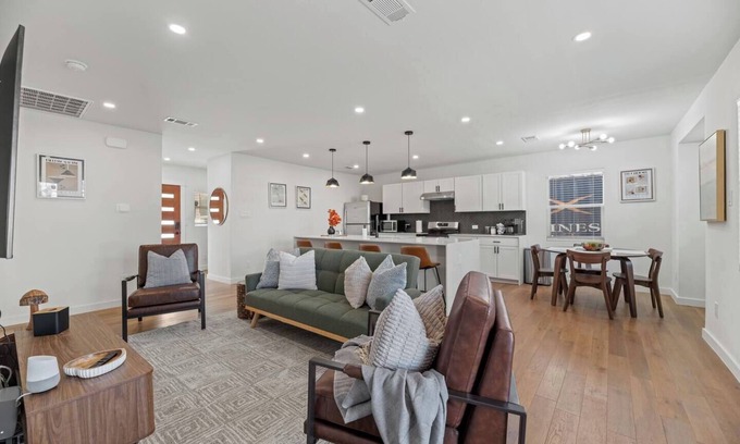 Oak Cliff House | Elmwood Escape/Cozy Modern 3BD