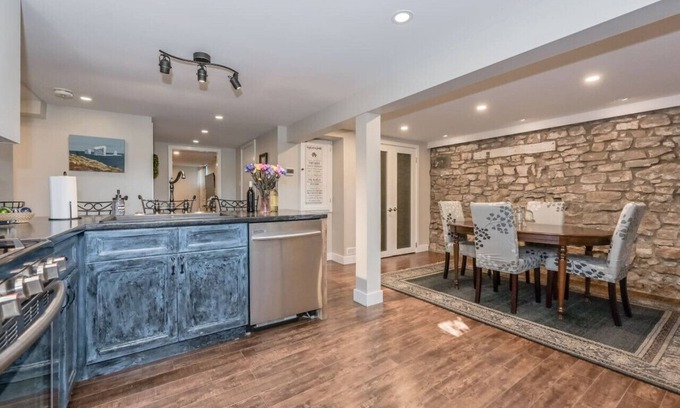 Elora Apartment | Elora Gingerbread Suite