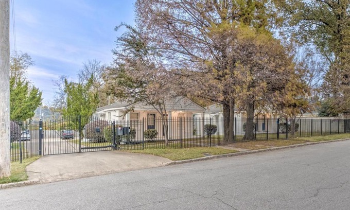 Midtown Apartment | Elvis Revival in Fabulous Midtown Memphis