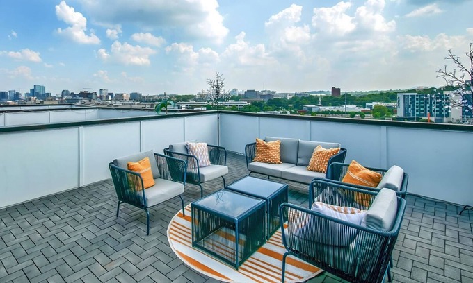 Nashville House | Elvis-themed 13 Beds Rooftop City Views