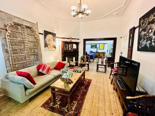 Elwood House | Elwood Eclectic Gem Walk to St Kilda beach - Flexible Home offering 4 or 6 Bedrooms. Contact us Now for Pricing on Request