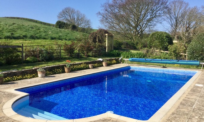 Portesham Cottage | ELWORTH FARMHOUSE COTTAGE, romantic, with pool in Portesham