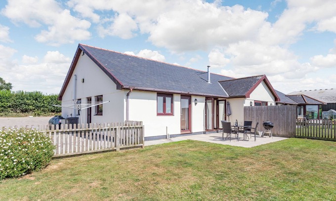 Bishops Nympton Cottage | ELWORTHY VIEW, pet friendly, with a garden in South Molton