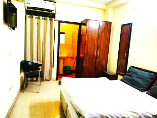 New Delhi Hotel | EM Home Stay @ Near Tughlakabad Metro Station