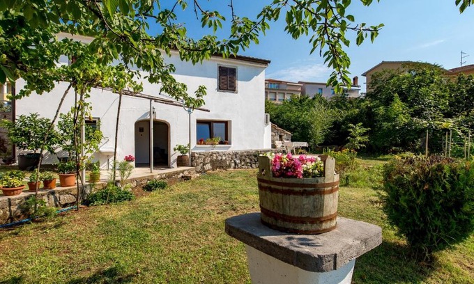 Sarsoni Apartment | Ema