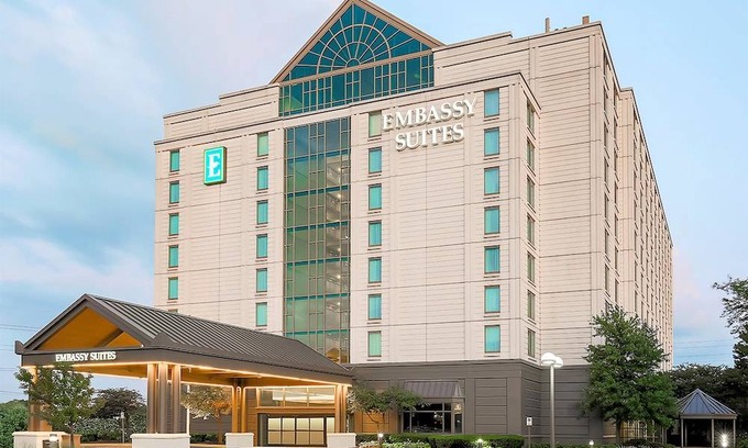 Lombard Hotel | Embassy Suites by Hilton Chicago Lombard