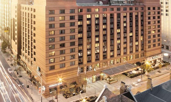 Downtown Chicago Hotel | Embassy Suites Chicago - Downtown River North
