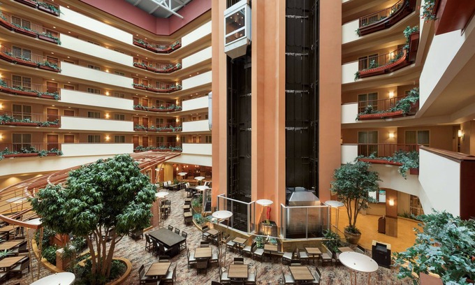 La Vista Hotel | Embassy Suites Omaha-La Vista/Hotel & Conference Center