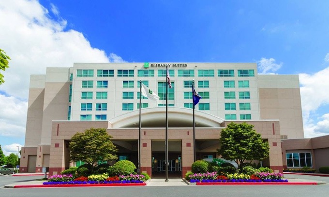 Portland Hotel | Embassy Suites by Hilton Portland Airport 2 Room Conference Suite - 1 King Bed - Non-smoking