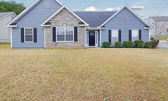 Fairburn House | Embellished Sapphire Home 10 mins to Atl Airport