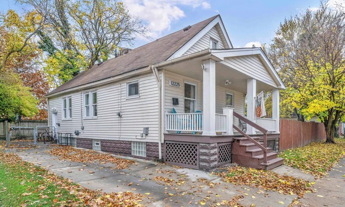 Lakewood House | Embrace Serenity Living Close to Edgewater Beach!