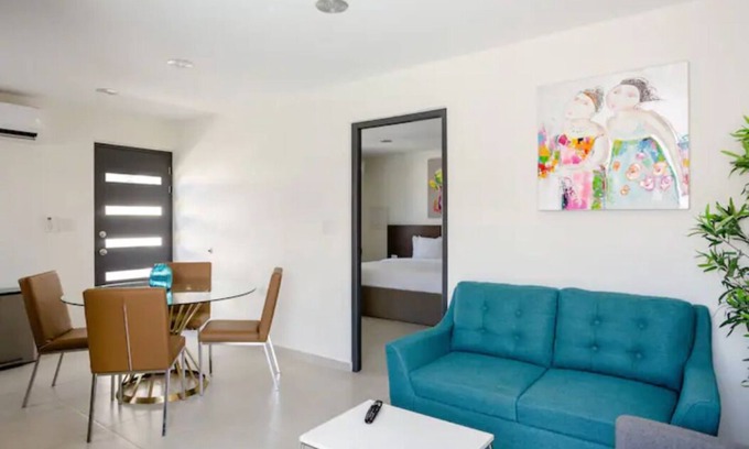 Gold Coast Apartment | Emerald 1BR APT -#E1 in Noord-Sleeps 2