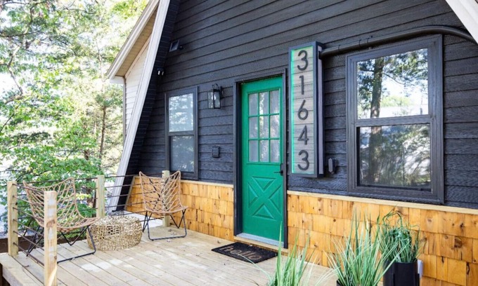 Gravois Mills House | Emerald A Lakefront and Hot Tub