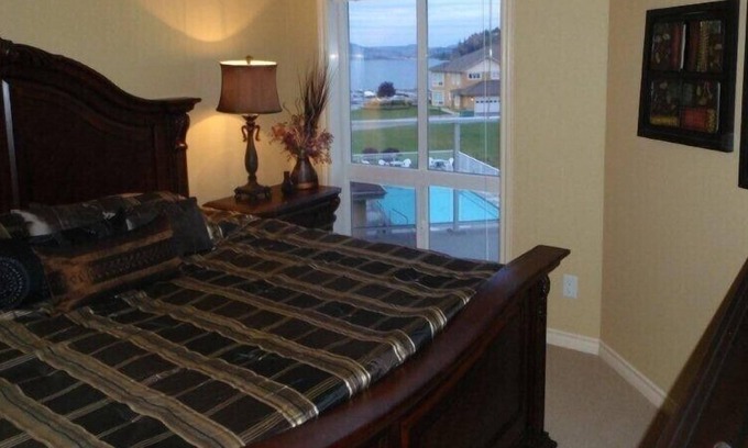 Central Okanagan Condo | Emerald Beach Villas - Lakefront Wood Lake