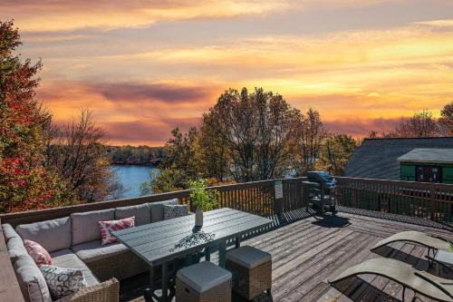 Long Pond House | Emerald Bluff by AvantStay Lake Views Deck Fire Pit Game Room