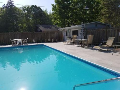 South Haven House | Emerald Cottage- pool- close to beaches