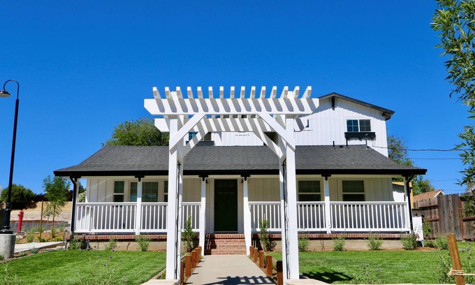 Atascadero House | Emerald Court's Farmhouse: BBQ +