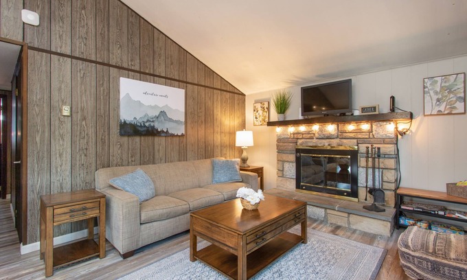 Long Pond Cottage | Emerald Hideaway A Cozy 3bd Cabin near Camelback (minimum 31 day stay)