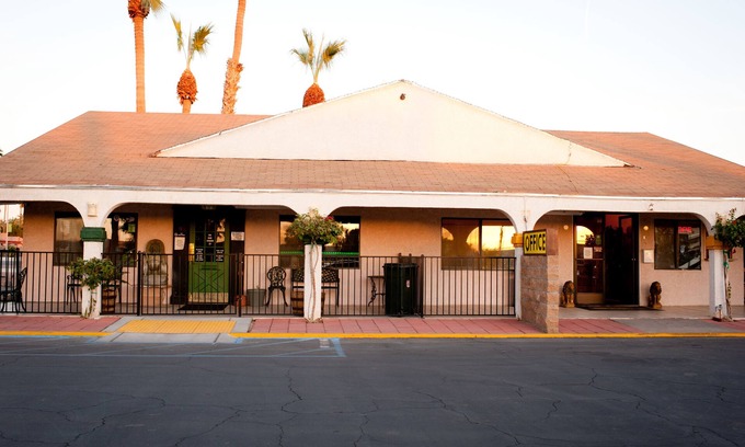 Blythe Hotel | Emerald Inn & Lounge
