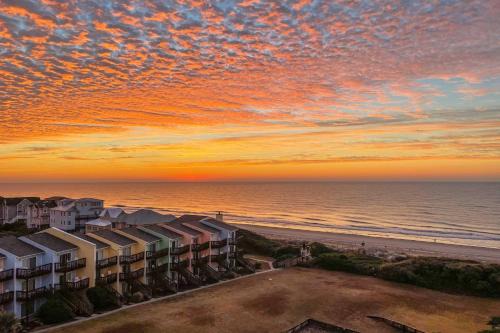 Emerald Isle Apartment | Emerald Isle Condo with Direct Access to Ocean!