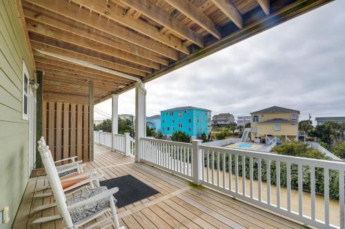 Emerald Isle House | Emerald Isle Getaway with Decks and Beach Views!