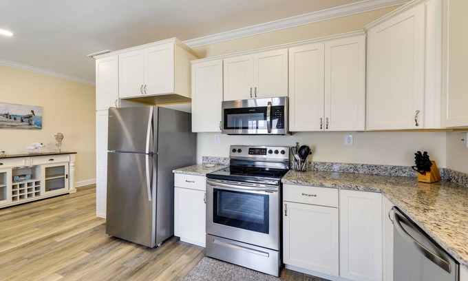 Emerald Isle Apartment | Emerald Isle Getaway w/Decks & Beach Views!