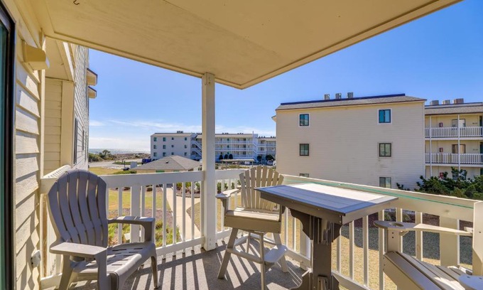 Emerald Isle Apartment | Emerald Isle Vacation Rental with Resort Pool!