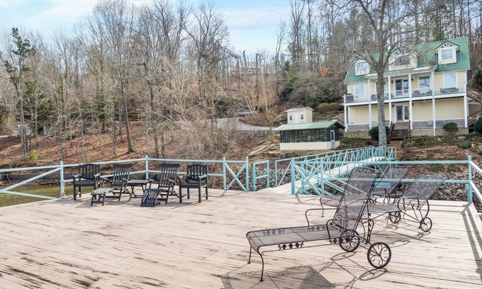 Arley House | Emerald Lakeshore: 4 BR, 4 BA in Arley, Sleeps 10